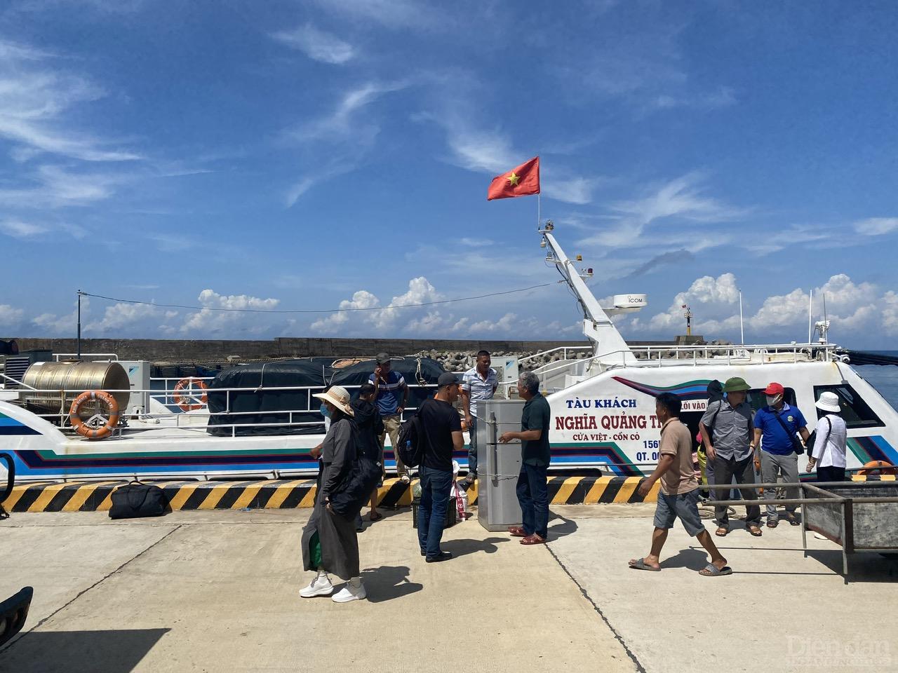 Tàu cao tốc 190 mã lực của Công ty TNHH Chín Nghĩa Quảng Trị đưa du khách thập phương ra với đảo Cồn Cỏ