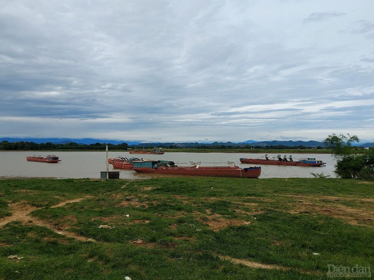 Những con tàu “ngủ ngày cày đêm” ở phía hạ nguồn trên dòng sông Lam