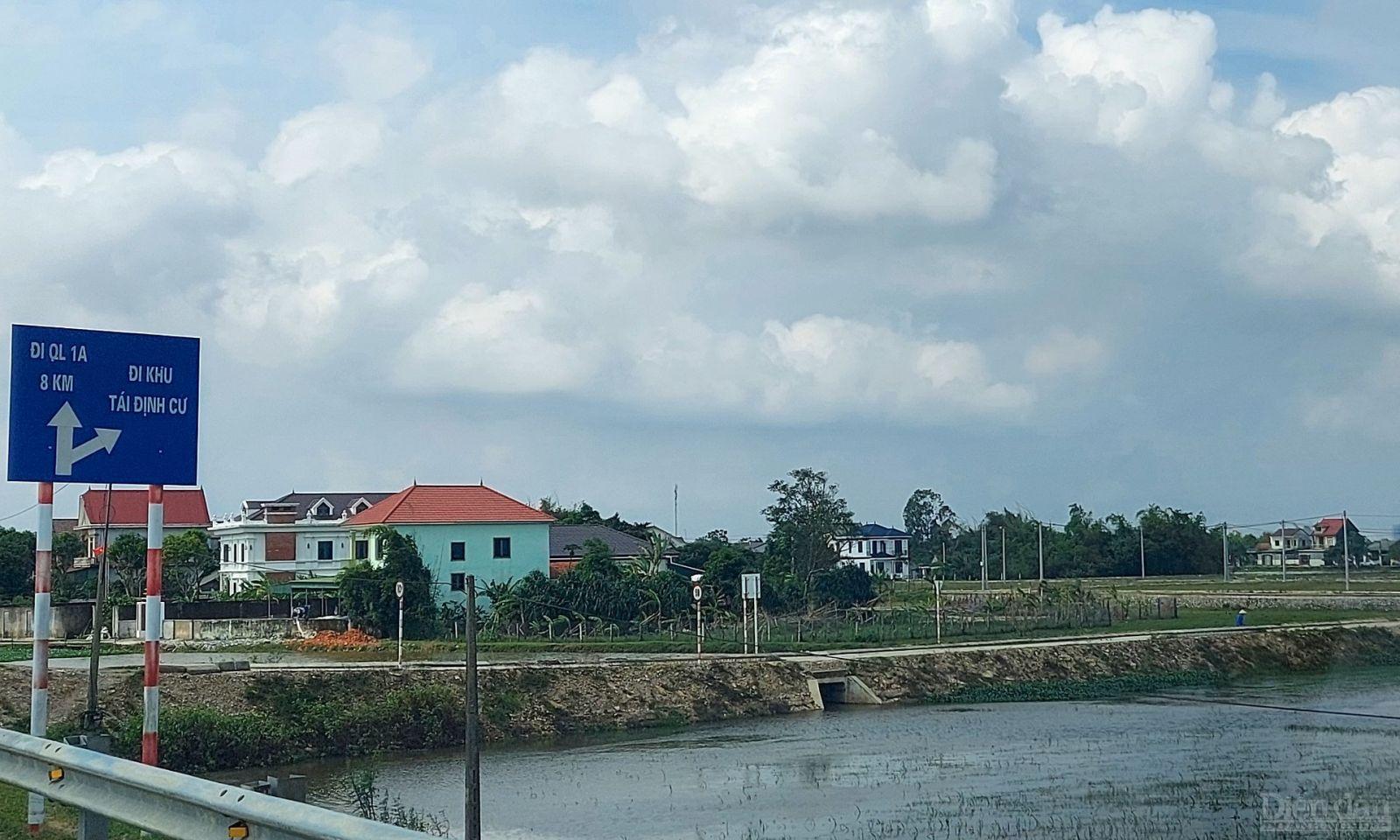 Dự án xây dựng cơ sở hạ tầng khu tái định cư để di dân khẩn cấp ra khỏi vùng thiên tai xã Hưng Hòa, TP Vinh, có tổng mức đầu tư hơn 36,6 tỷ đồng đến nay vẫn chưa thể bàn giao