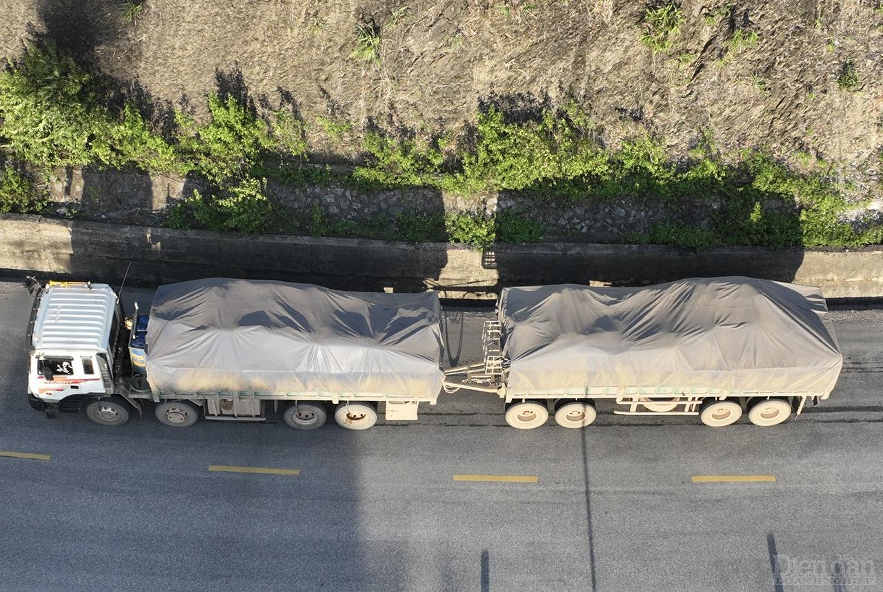 Tình trạng xe tải trọng gắn BKS Lào tổng tải trọng chở hàng trên dưới 70 tấn vô tư lưu thông khi vào địa phận Việt Nam đang khiến nhiều doanh nghiệp vận tải đăng ký phương tiện BKS trong nước lao đao vì khó có thể cạnh tranh nổi và có nguy cơ phải phá sản vì càng chạy càng lỗ