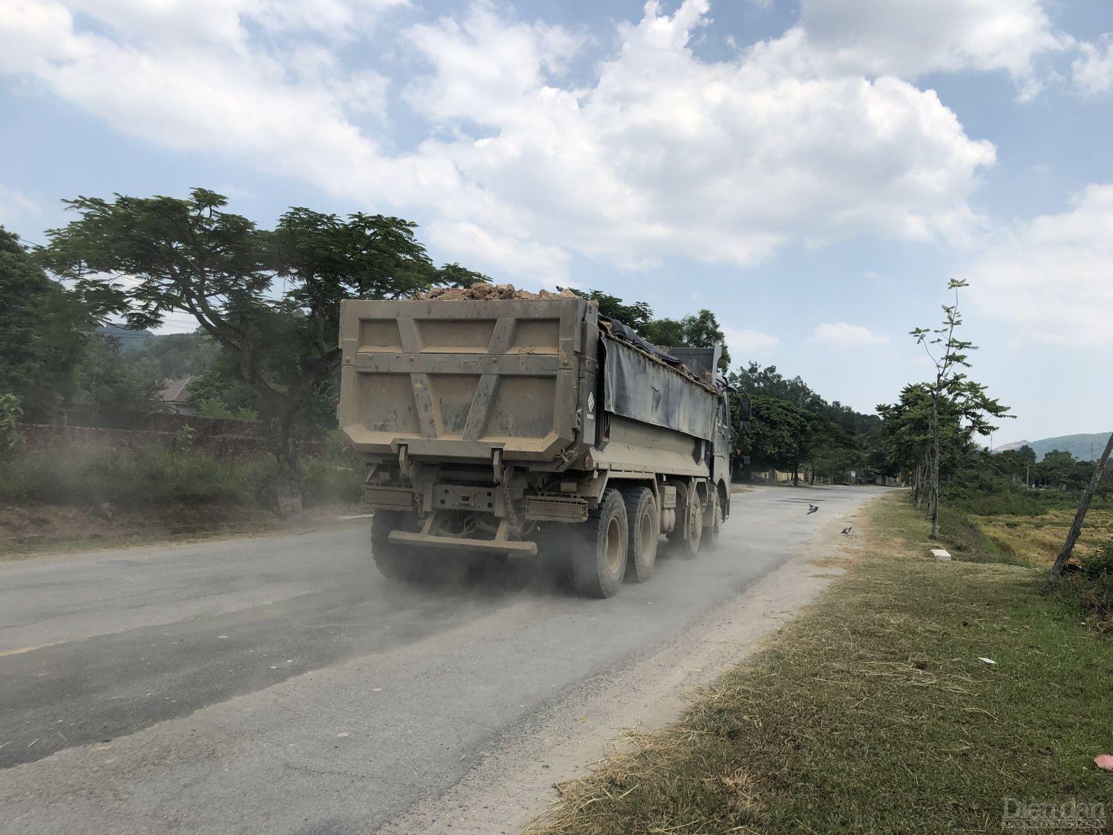 Xe tải trọng lớn chở đất gây bụi bặm, ô nhiễm môi trường và có nguy cơ mất ATGT… vẫn vô tư lưu thông trên các tuyến đường thuộc địa phận huyện Nam Đàn