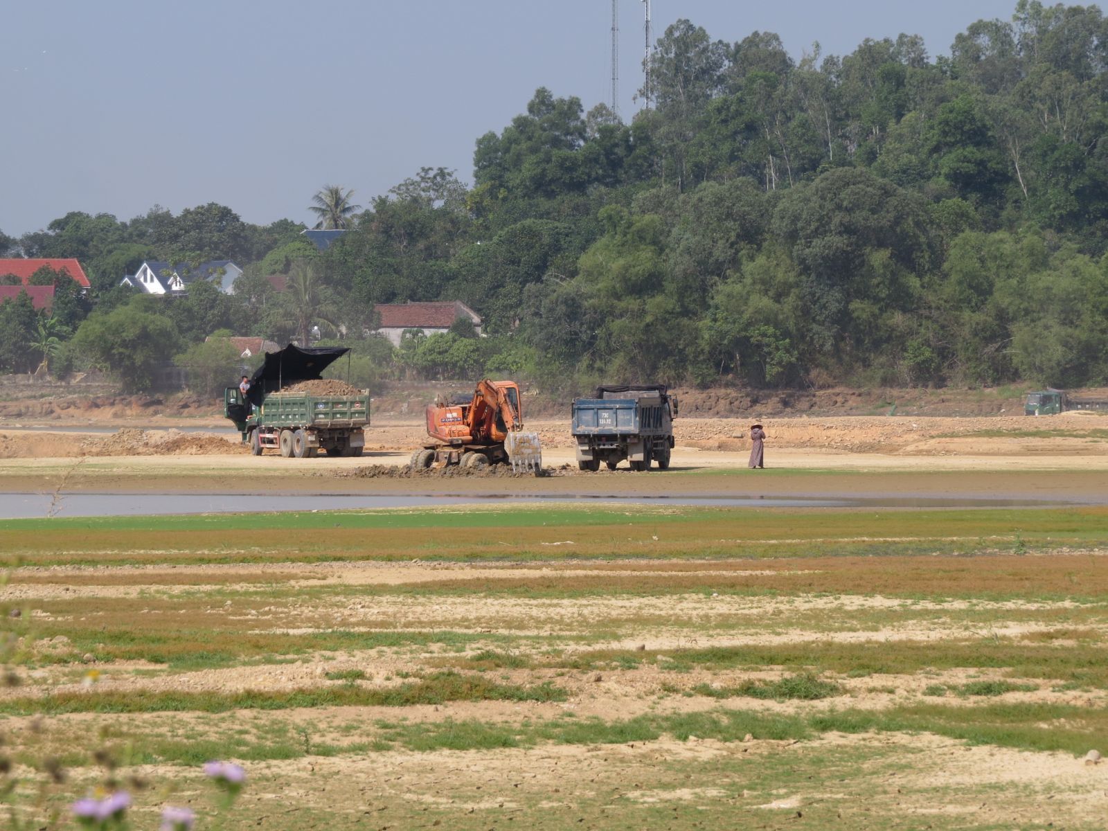 Đập Hổng Cốc ở xã Nam Thanh, huyện Nam Đàn nay biến thành “đại công trường” khai thác đất