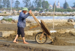 Long đong nghề muối ở Nghệ An – Bài 2: Làm sao để phát triển bền vững?