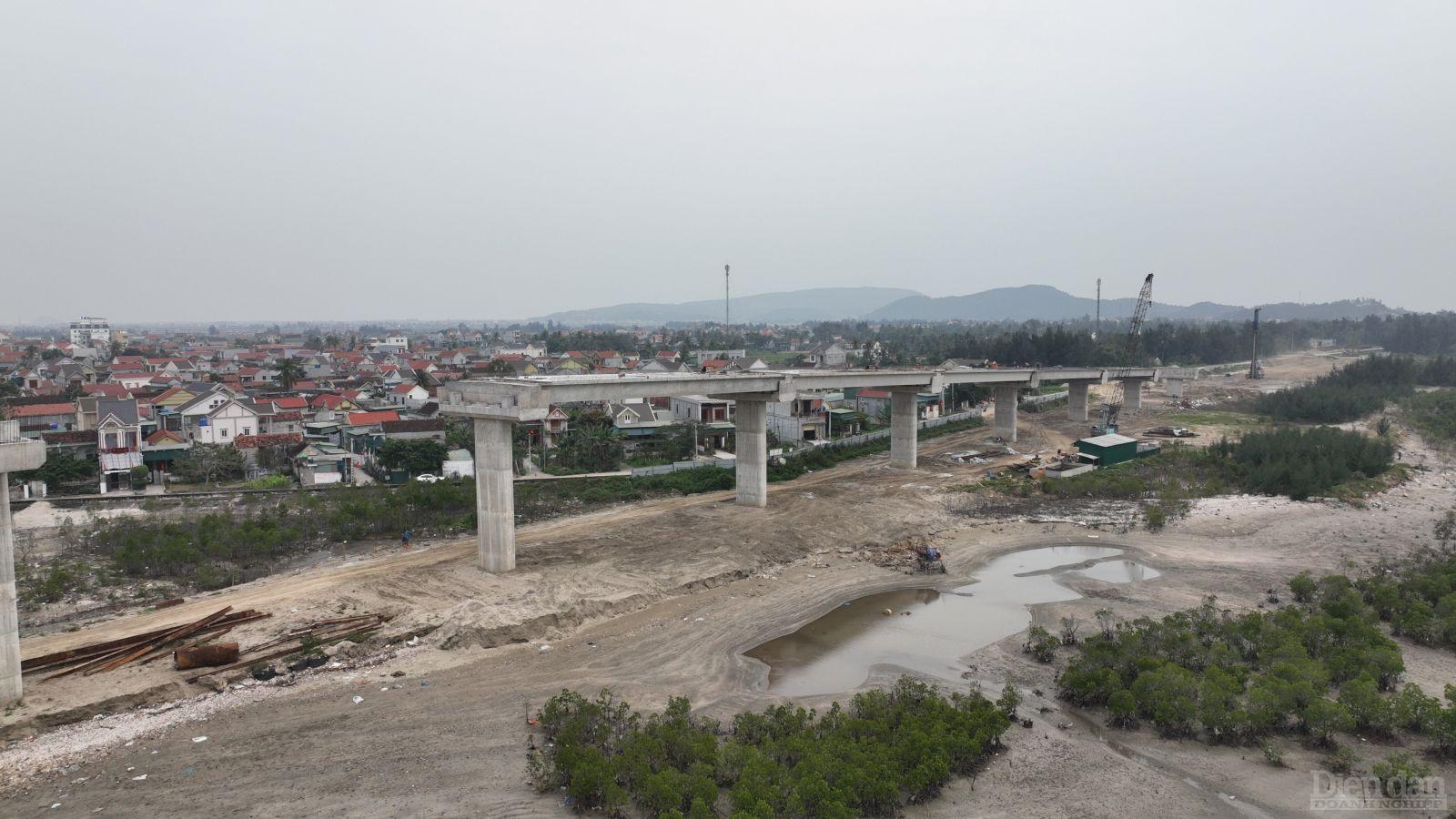 Cùng với cao tốc Bắc - Nam phía Đông, hiện ở huyện Diễn Châu còn có hệ thống đường ven biển đi qua, tạo ra mạng lưới giao thông thuận lợi cho phát triển kinh tế - xã hội