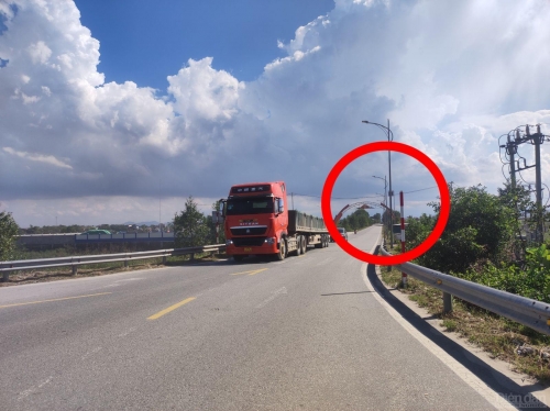 Nghệ An: Bất chấp biển cấm, xe tải trọng lớn vẫn “cày xới” đường huyện?