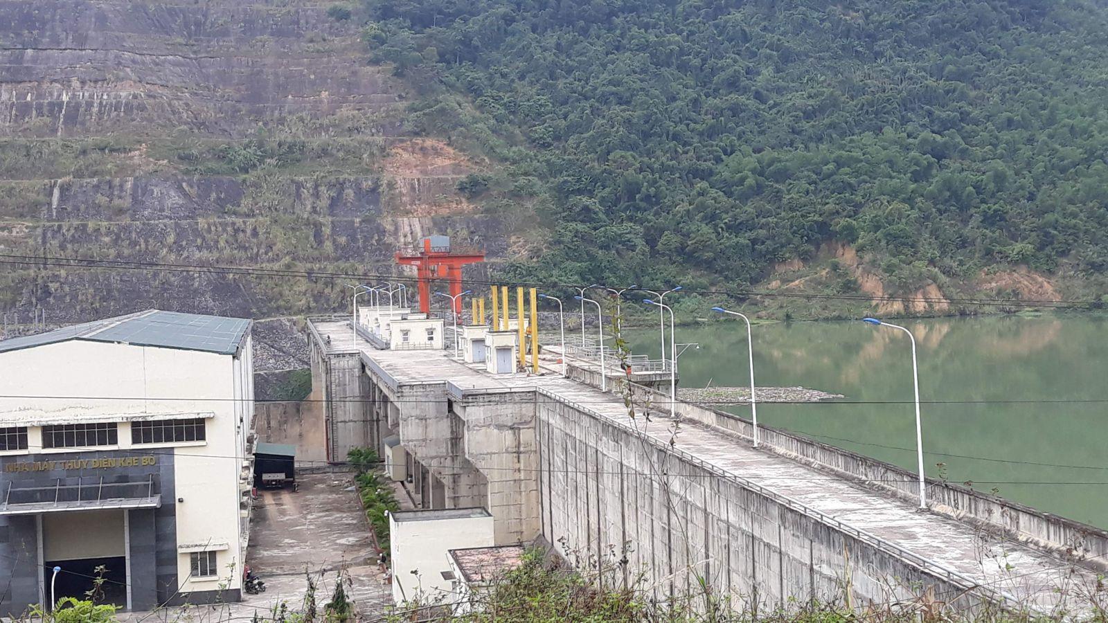 Các công trình thuỷ điện được xây dựng ken dày trên hộ thống sông chính trên địa bàn Nghệ An đang trở thành mối lo ngại đối với cuộc sống của người dân vùng hạ lưu mỗi khi mùa mưa lũ về