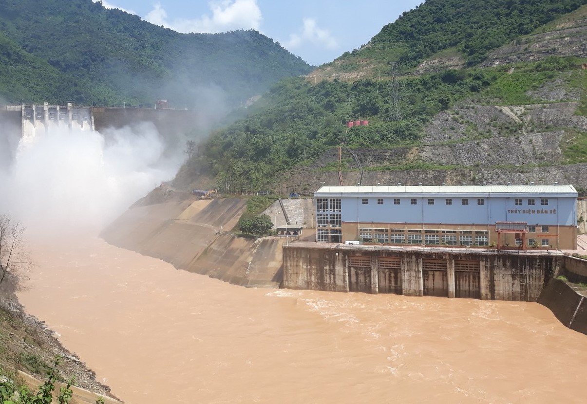Thủy điện bậc thang quá dày đặc trên hệ thống sông Cả ở Nghệ An đã khiến nguy cơ mất cân bằng sinh thái hiện hữu nhiều năm qua trở thành một trong những nguyên nhân gây nhiều hệ luỵ 