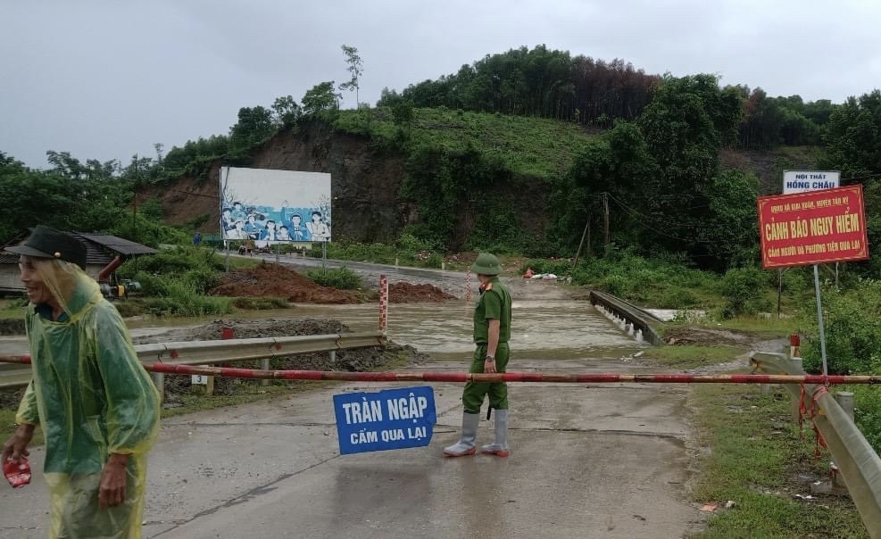 Mưa lớn khiến nhiều tuyến đường giao thông ở khu vực miền núi cao Nghệ An bị chia cắt hoàn toàn