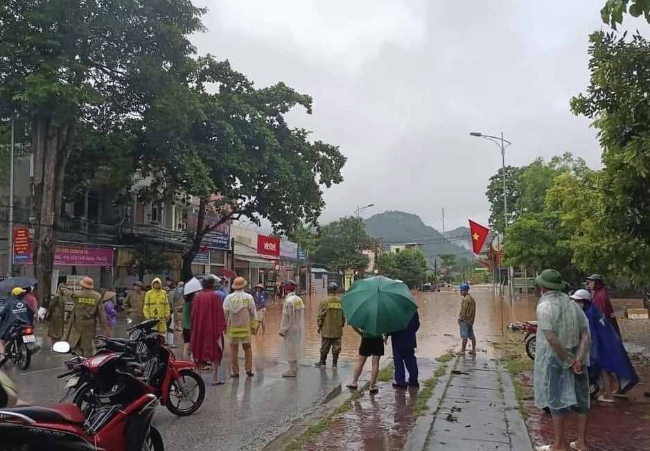 Các huyện miền Tây Nghệ An như Quỳ Châu, Quế Phong...đang bị chia cắt cục bộ, nhiều nhà dân bị ngập hoàn toàn khiến cuộc sống sinh hoạt bị đảo lộn