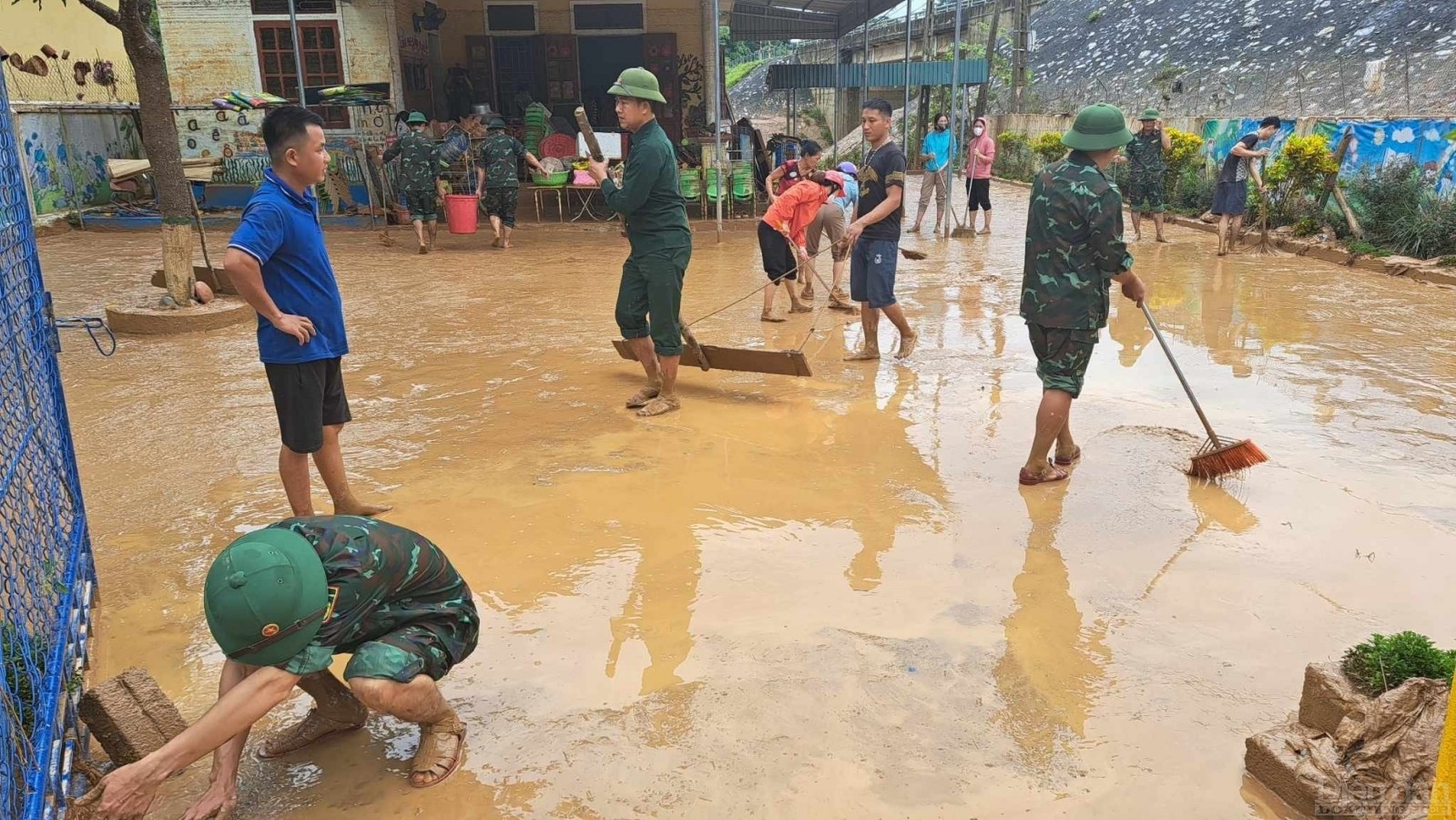 Lực lượng Quân đội, Công an đã đã được huy động để cùng với người dân các xã trên địa bàn huyện Quỳ Châu khắc phục hậu quả sau lũ lụt