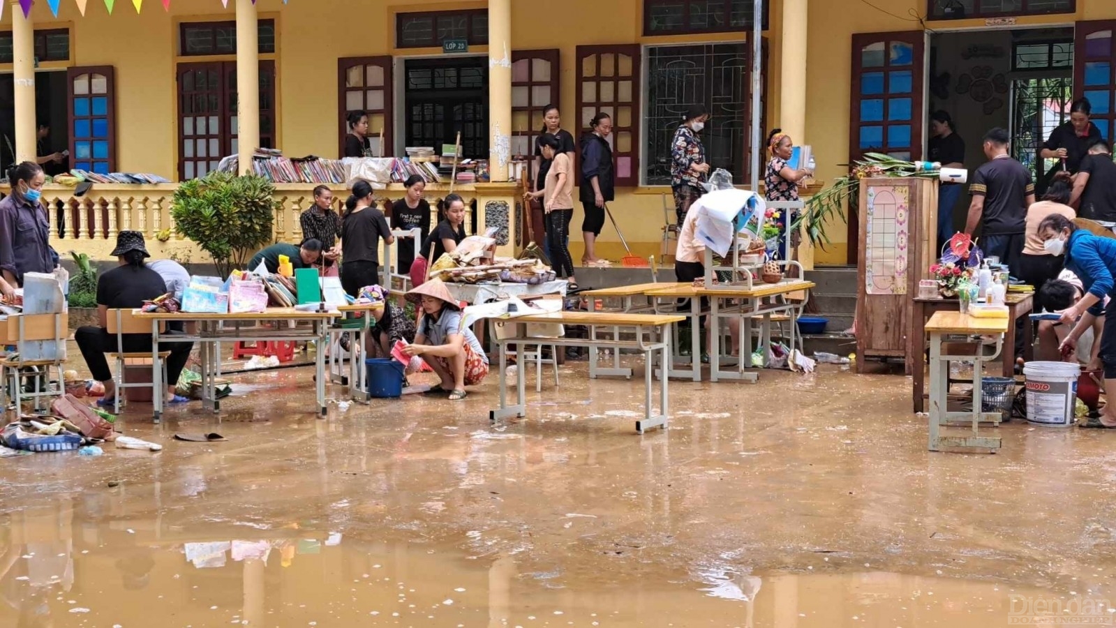 Nhiều tài sản cùng đồ dùng học tập của học sinh các trường trên địa bàn xã Châu Thắng, Châu Hạnh...trên địa bàn huyện Quỳ Châu bị nước lũ bất ngờ ập về làm hư hỏng nặng