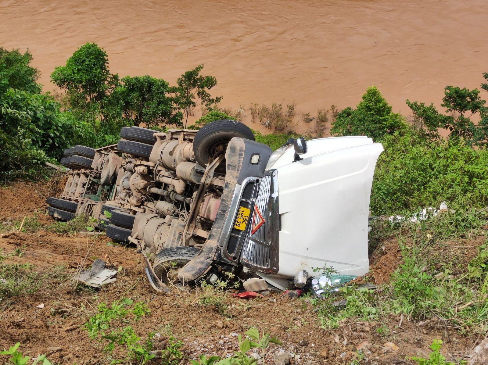 Hiện trường xe container gặp tai nạn lao xuống vực xảy ra vào sáng ngày 27/9/2023 tại tuyến Quốc lộ 12A, gần Ngã ba Khe Ve thuộc địa phận huyện Minh Hóa, tỉnh Quảng Bình