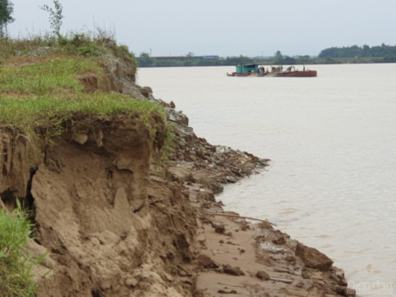 Những tàu, thuyền khai thác cát gần đó vẫn đang “rút ruột” dòng sông Lam
