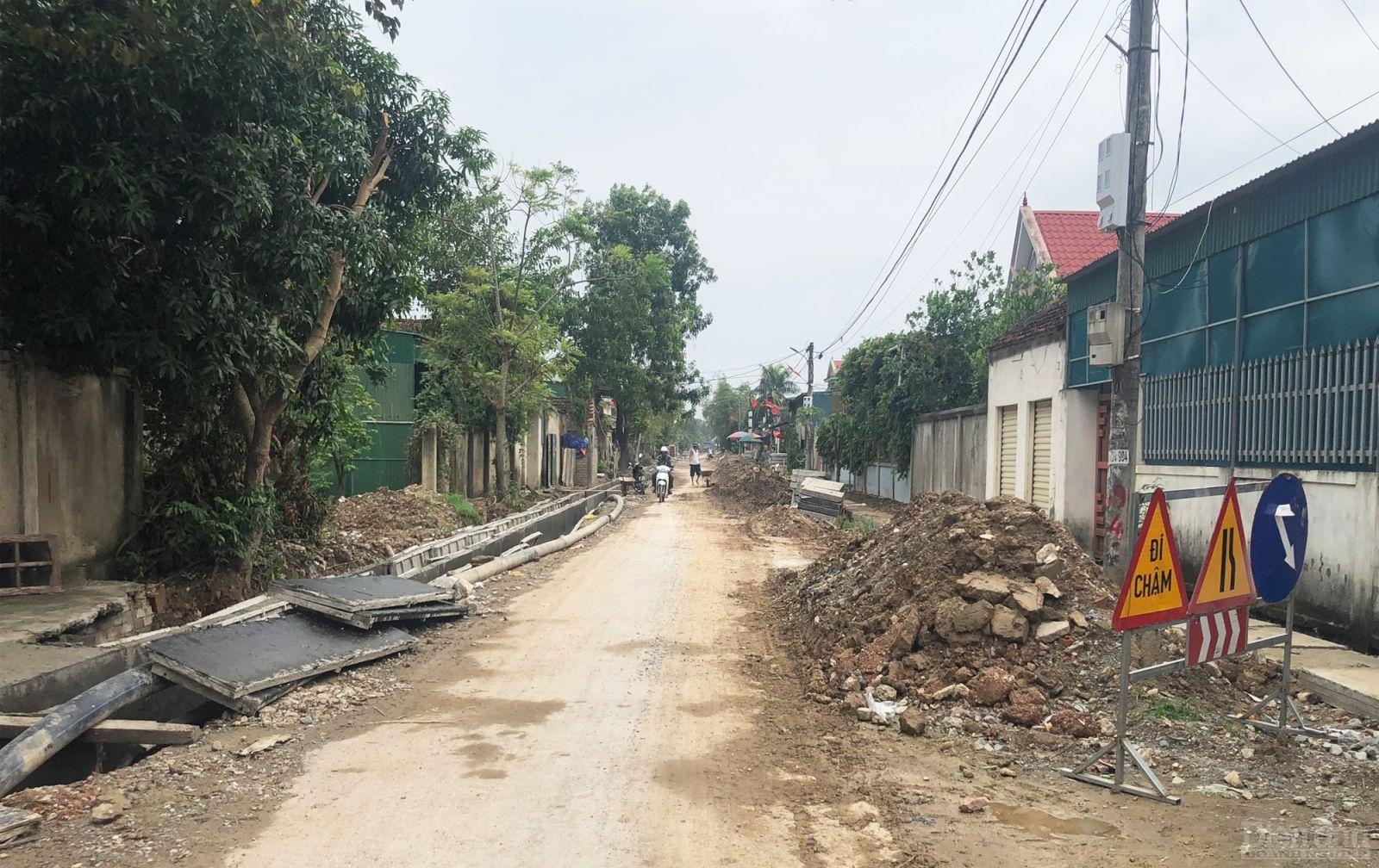Đơn vị thi công làm vỡ đường ống dẫn nước sinh hoạt, khiến cuộc sống của gần 1.000 hộ dân xã Nghi Diên, huyện Nghi Lộc bị đảo lộn nghiêm trọng