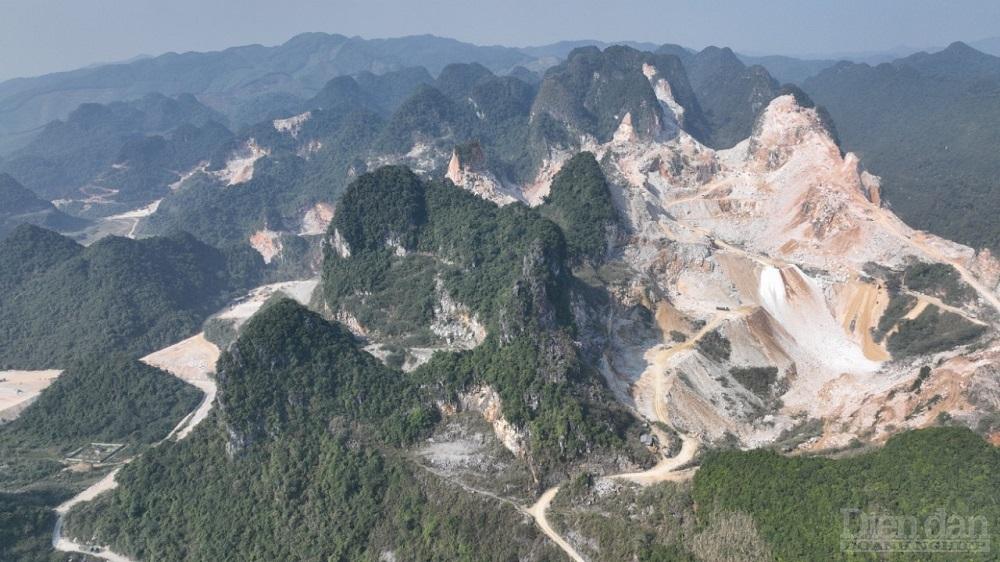 Nhiều ngọn núi bị “móc ruột”, đào bới trong thời gian quan tại huyện Quỳ Hợp, nơi được xem là “thủ phủ” khoáng sản của Nghệ An nói riêng, vùng Bắc Trung Bộ nói chung