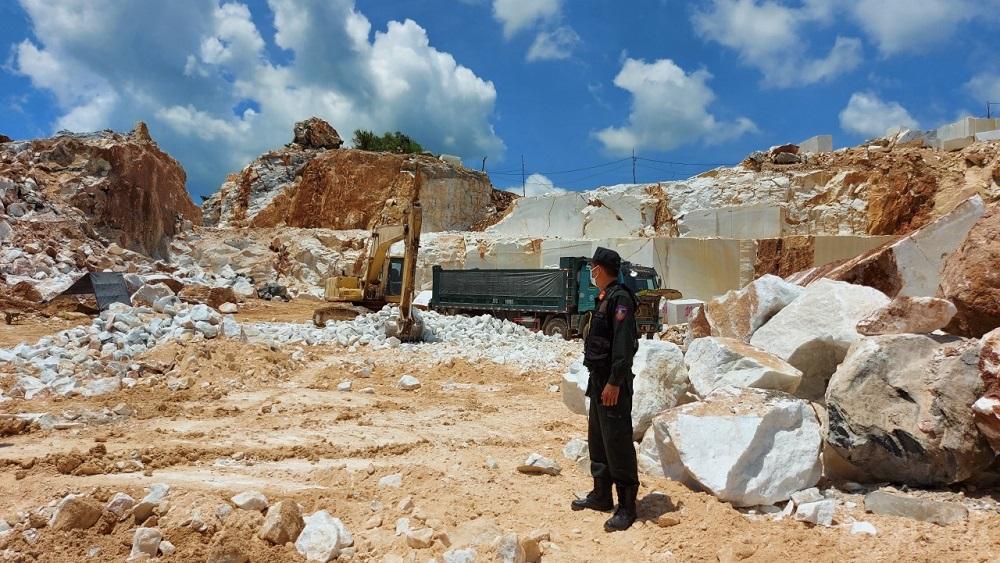 Năm 2021, Công an tỉnh Nghệ An đã đột kích bắt giữ vụ khai thác đá trắng trái phép ở núi Phá Chủng, xóm Kèn, xã Châu Lộc, huyện Quỳ Hợp