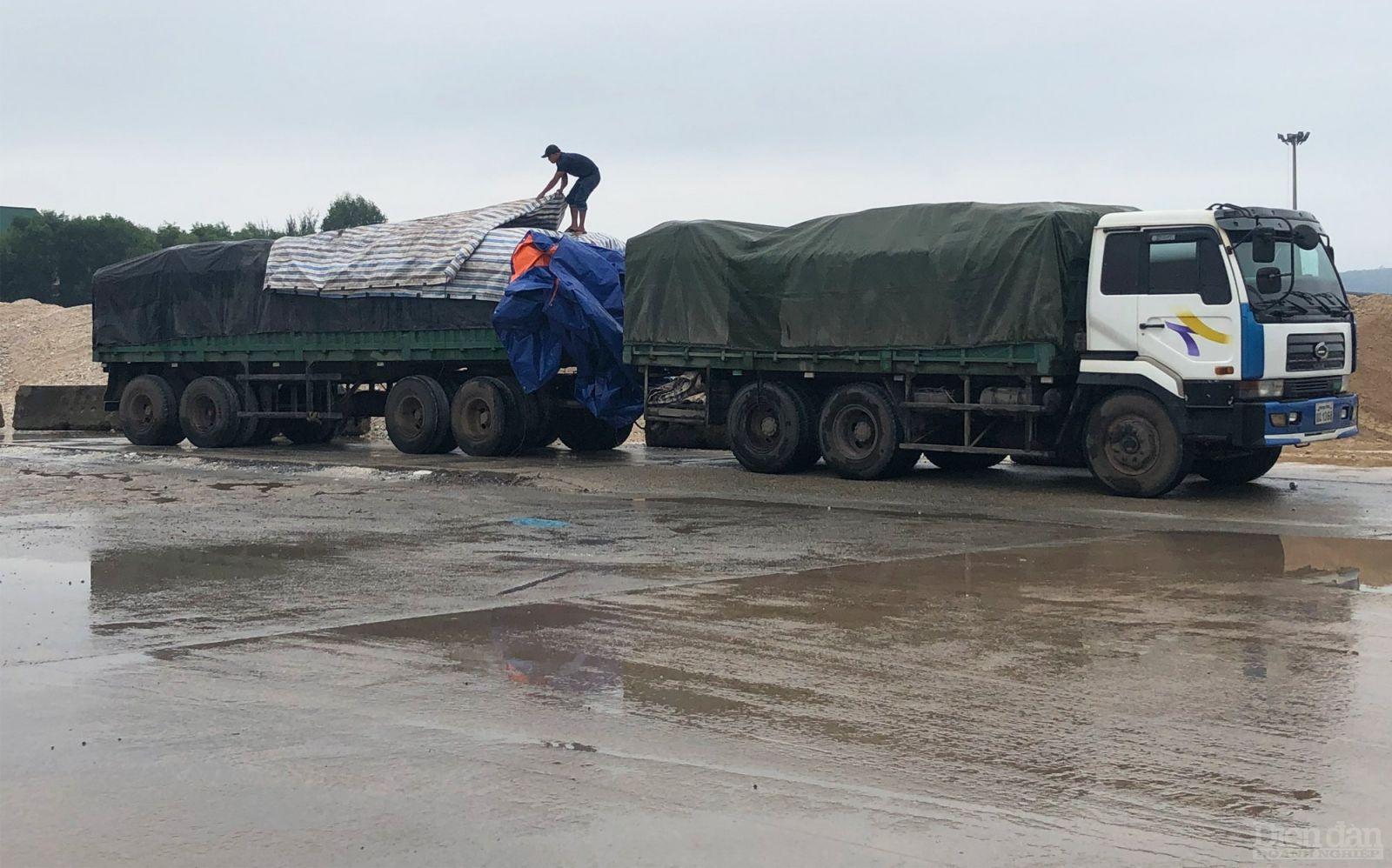 Sáng ngày 26/10, PV Diễn đàn Doanh nghiệp ghi nhận có hàng chục chiếc xe 2 khúc mang biển kiểm soát nước ngoài chở đầy hàng hoá nghi là Kali từ Quảng Bình về nằm chờ la liệt trong khu vực nội bộ cảng Cửa Lò (Nghệ An) để trả hàng