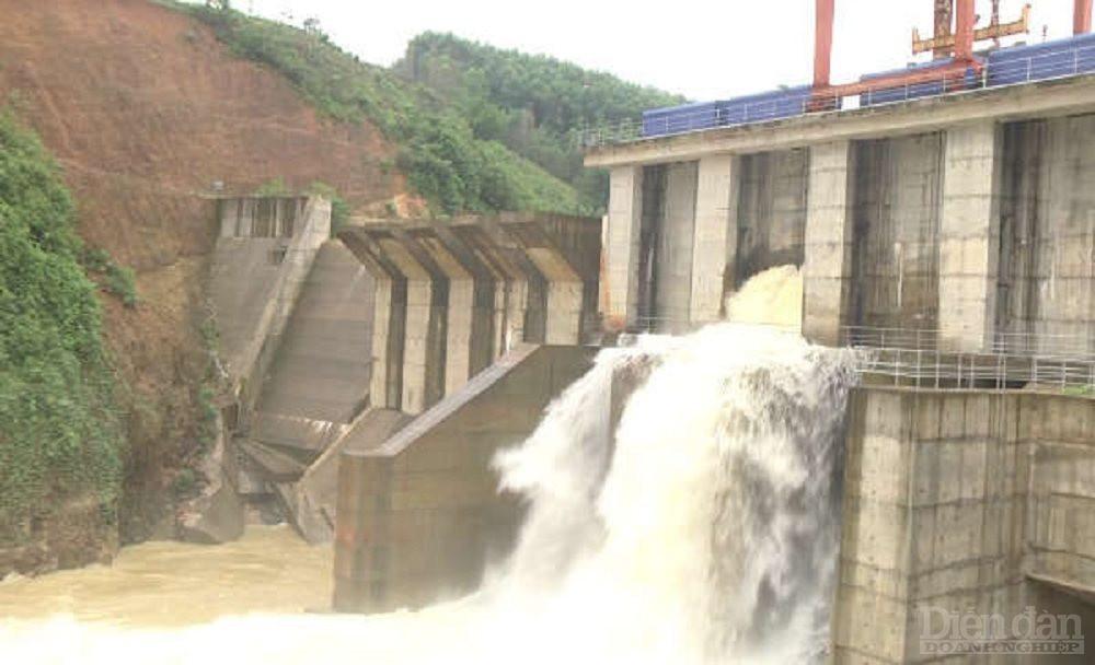 Thủy điện Châu Thắng được xây dựng trên dòng sông Quang, đoạn qua địa bàn 2 huyện Quỳ Châu và Quế Phong đã có nhiều sai phạm liên quan đến việc xả lũ trong đợt mưa bão cuối tháng 9 vừa qua