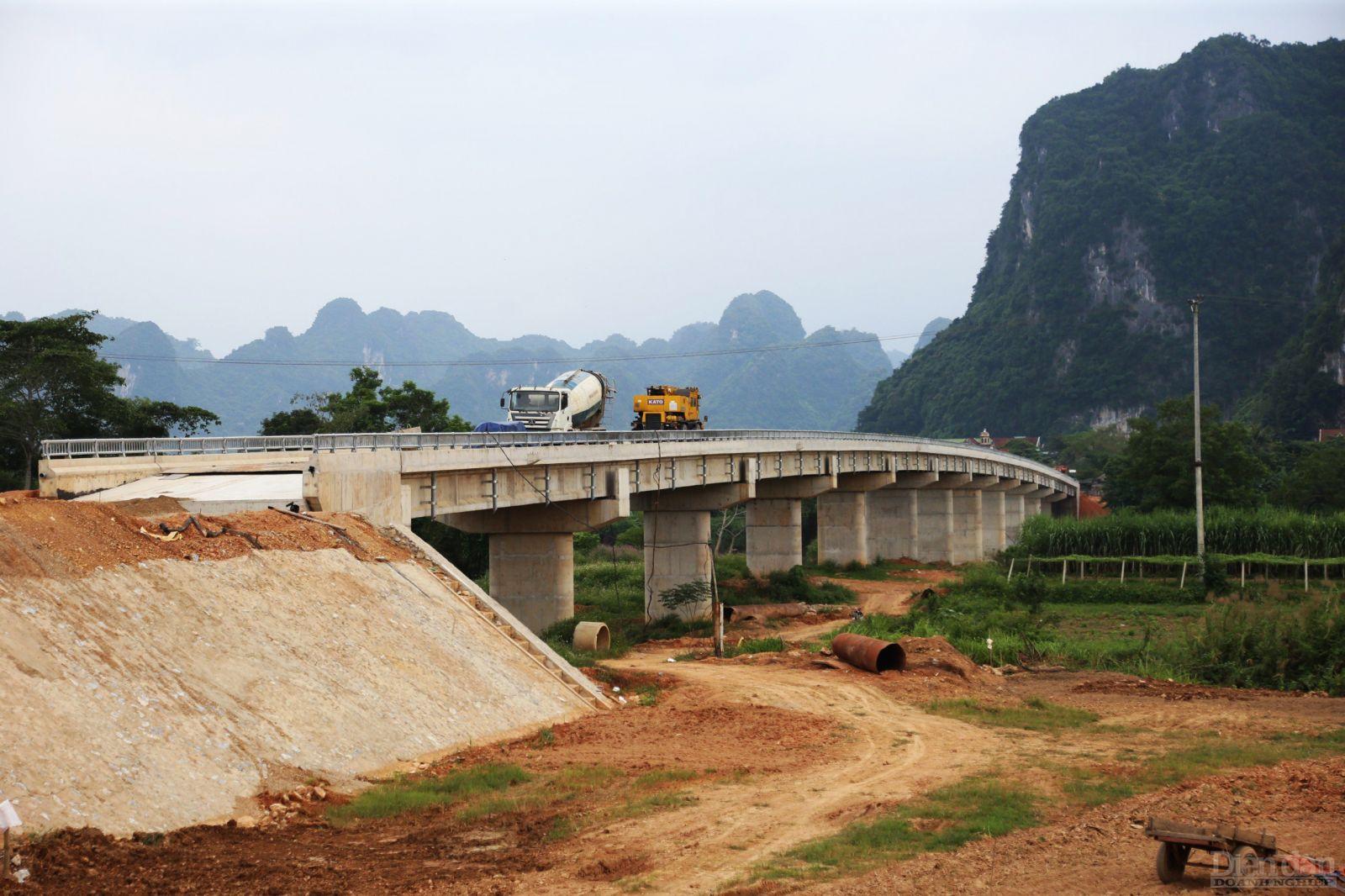 Dự án xây dựng cầu Thanh Nam qua sông Lam ở huyện Con Cuông, tỉnh Nghệ An đã thi công cơ bản xong hạng mục cầu nhưng lại đang gặp vướng mắc ở phần đường dẫn khiến nhà thầu chưa thể triển khai thực hiện