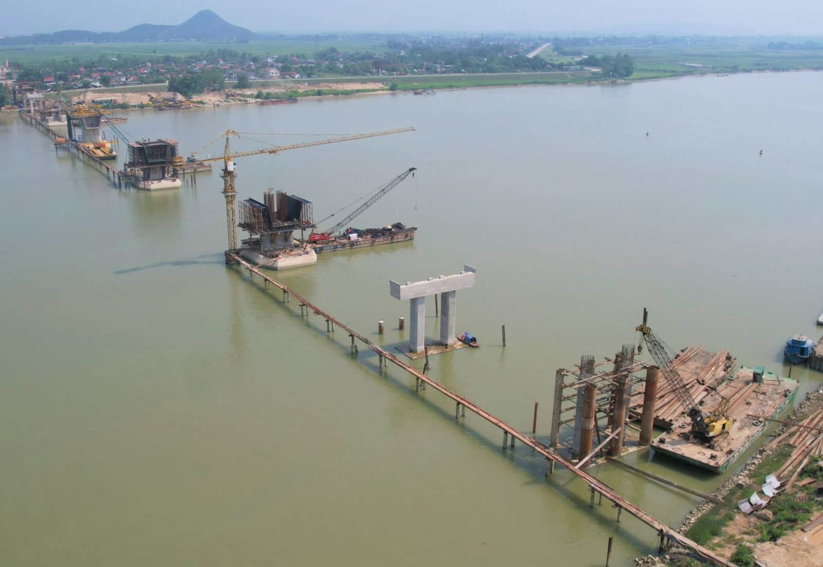 Cầu Hưng Đức bắc qua sông Lam nối Nghệ An với Hà Tĩnh thuộc dự án cao tốc Bắc – Nam phía Đông đang được khẩn trương thi công