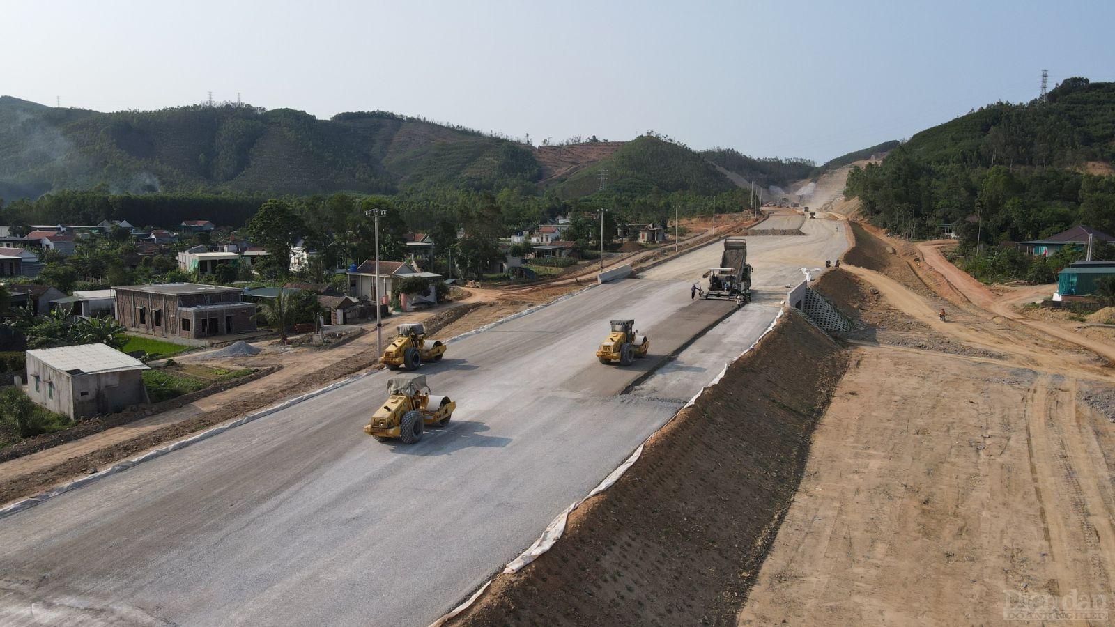 Trong những năm gần đây, cùng với sự quan tâm của Trung ương, 03 tỉnh Thanh Hoá - Nghệ An - Hà Tĩnh đã tập trung thu hút đầu tư hạ tầng giao thông, khơi dậy phát triển tiềm năng của từng địa phương (ảnh: Thi công cao tốc Bắc - Nam đoạn qua Nghệ An)