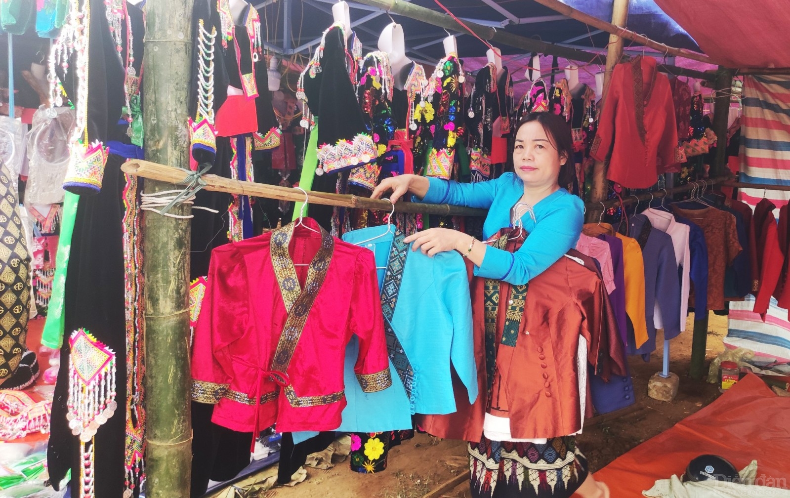 Phiên chợ vùng cao không chỉ là nơi bày bán của đồng bào các dân tộc thiểu số mà còn là nơi để người dân nước bạn Lào giới thiệu, trưng bày những bộ trang phục đẹp mắt mang đậm dấu ấn đặc trưng của dân tộc