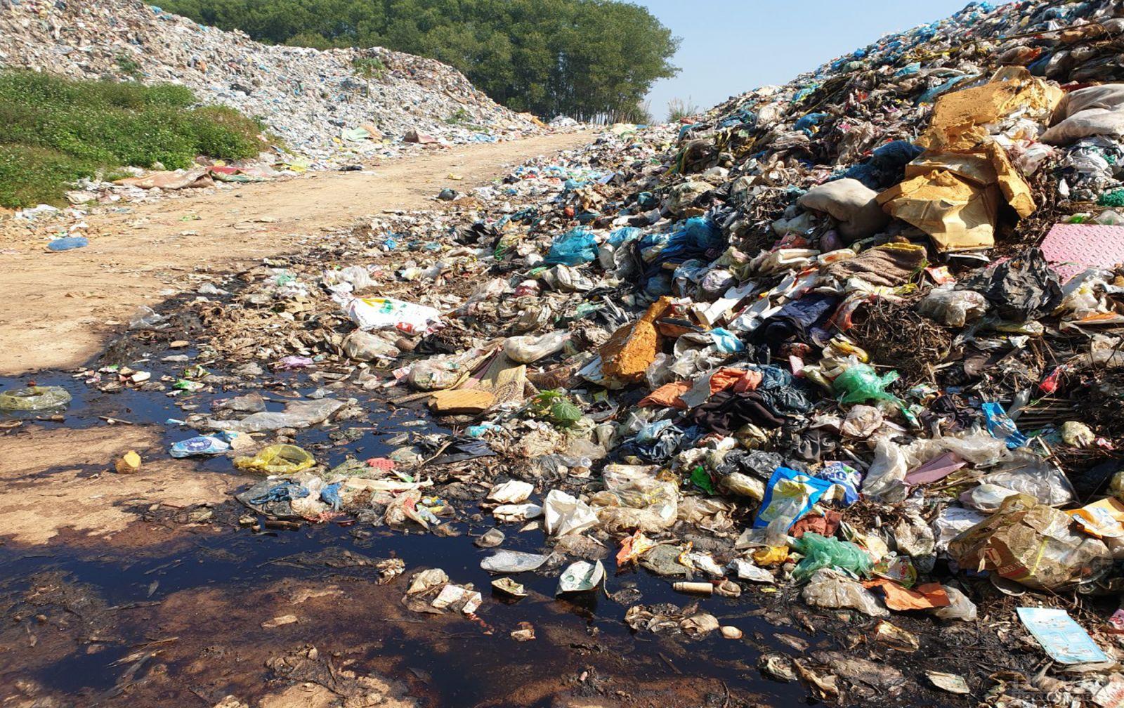 Bác rác thải ở phường Long Sơn, TX Thái Hòa mặc dù đã có dấu hiệu của sự “quá tải” nghiêm trọng, được chất đống thành “núi”, nước rỉ rác chảy lênh láng khắp nơi dù trời nắng