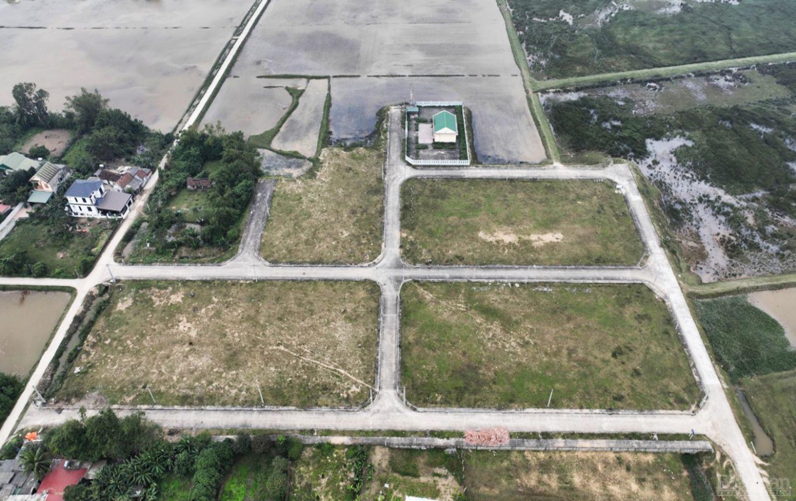 Hơn 1 thập kỷ trôi qua kể từ ngày được phê duyệt chủ trương đầu tư, dự án xây dựng cơ sở hạ tầng khu tái định cư để di dân khẩn cấp ra khỏi vùng thiên tai xã Hưng Hòa, TP Vinh, tỉnh Nghệ An vẫn chưa thể nghiệm thu