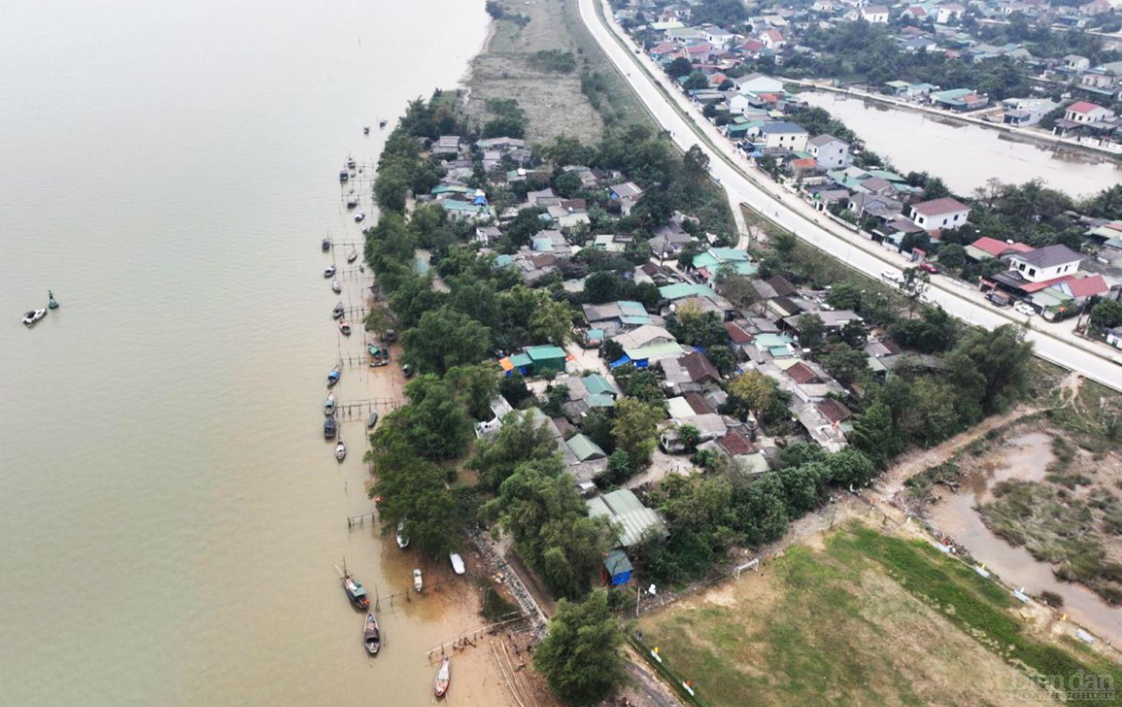 Hàng chục hộ dân sinh sống ngoài đê sông Lam, xóm Hòa Lam, xã Hưng Hòa, TP Vinh, tỉnh Nghệ An vẫn phải gồng mình gánh chịu cảnh sống tạm bợ, nơm nớp lo sợ mỗi khi đến mùa mưa bão, ngập lụt