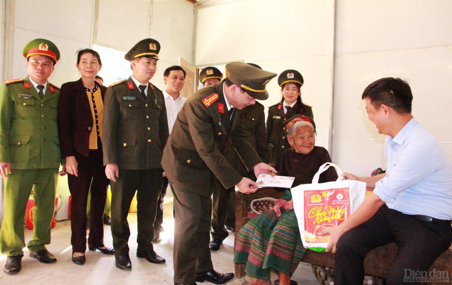 Công an tỉnh Nghệ An tặng quà tết cho 2 gia đình có hoàn cảnh đặc biệt khó khăn đã từng được hỗ trợ nhà ở tại xã Hữu Khuông, huyện Tương Dương