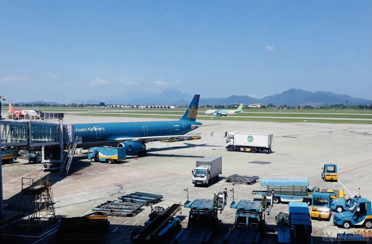 Cảng hàng không quốc tế Vinh là sân bay lớn nhất khu vực Bắc miền Trung. Tuy nhiên, hiện nay năng lực phục vụ vận tải bằng đường hàng không ở đây bị hạn chế