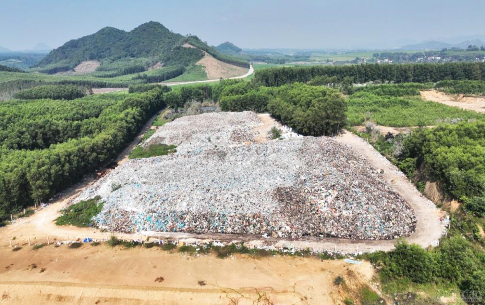Nhiều khu xử lý rác thải rắn sinh hoạt ở Nghệ An quá tải và chủ yếu dùng phương pháp chôn lấp thủ công, gây ô nhiễm môi trường nghiêm trọng