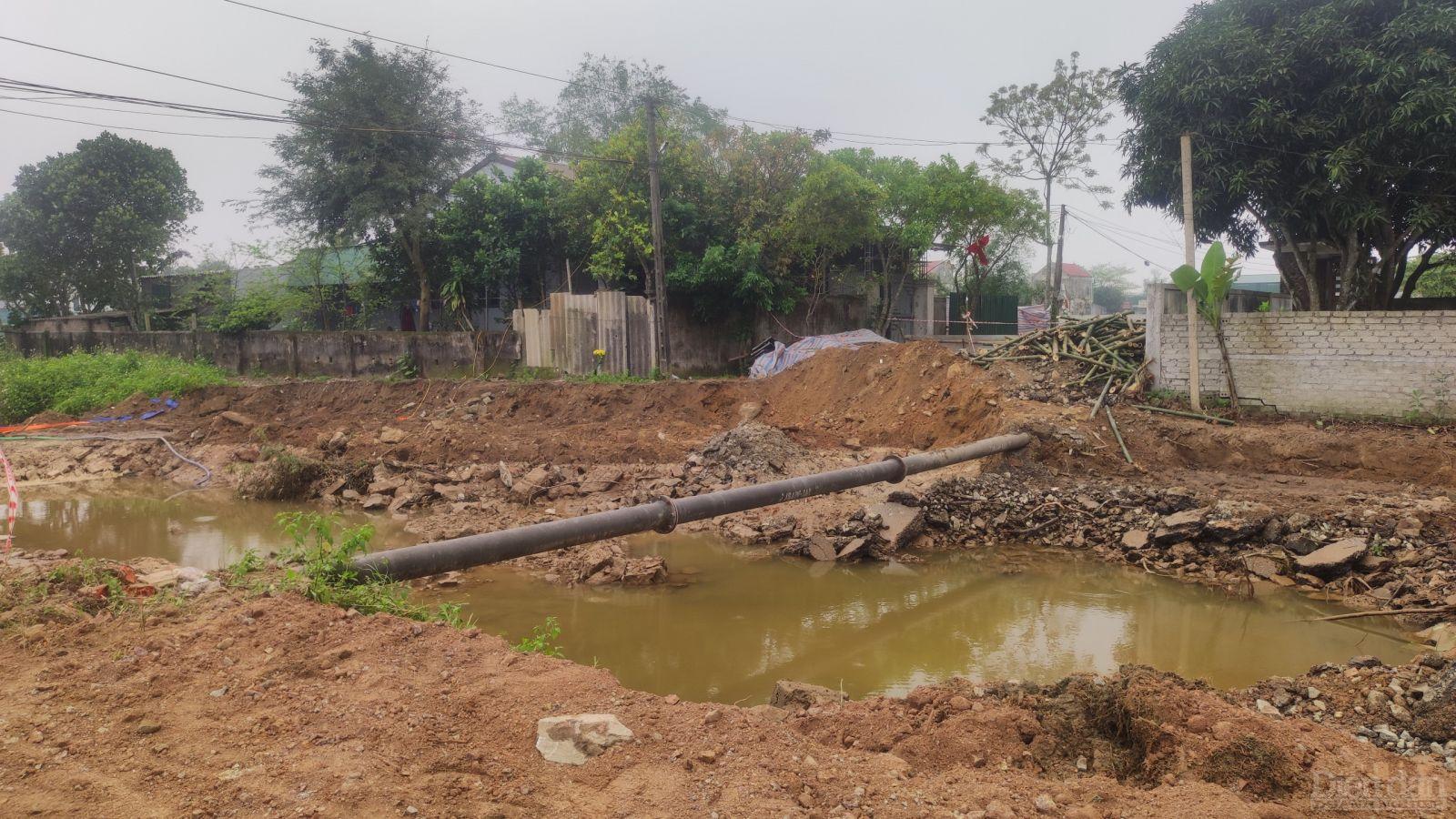 Nhà thầu thi công dự án cải tạo, nâng cấp các tuyến kênh và hạ tầng giao thông phục vụ sản xuất lúa xã Nghi Thái, huyện Nghi Lộc “phá cầu” trước, làm đường tạm sau?
