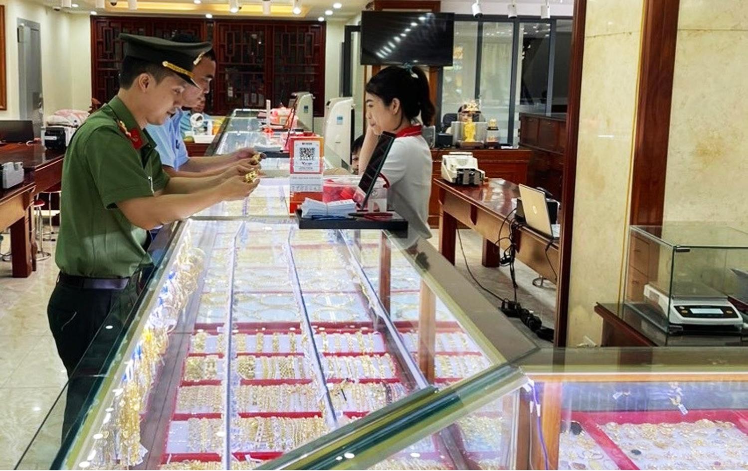 Các cơ quan chức năng tỉnh Nghệ An phối hợp kiểm tra, xử lý một doanh nghiệp kinh doanh vàng có hành vi giả mạo nhãn hiệu trên địa bàn huyện Diễn Châu (Ảnh: Cục QLTT tỉnh Nghệ An)
