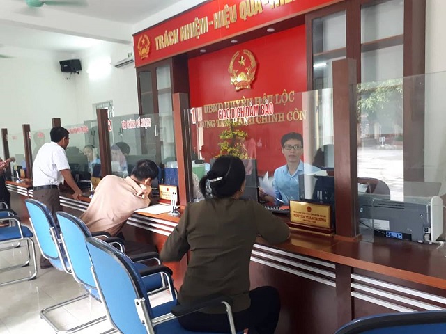 Người dân đến làm việc tại Trung tâm hành chính công huyện Hậu Lộc (Thanh Hóa)