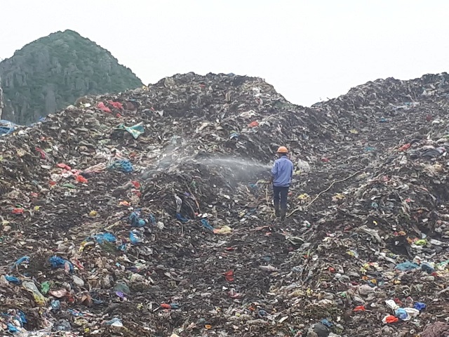 Công nhân nhỏ bé lọt trong núi rác khổng lồ của Thành phố Thanh Hóa