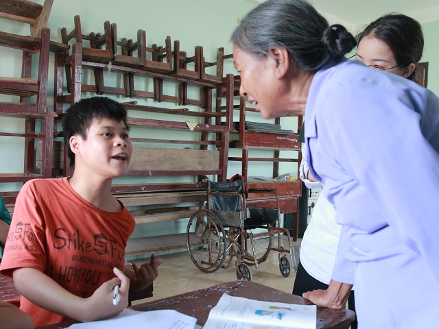 Cô Nguyễn Thị Thông đang trò chuyện với học trò của mình
