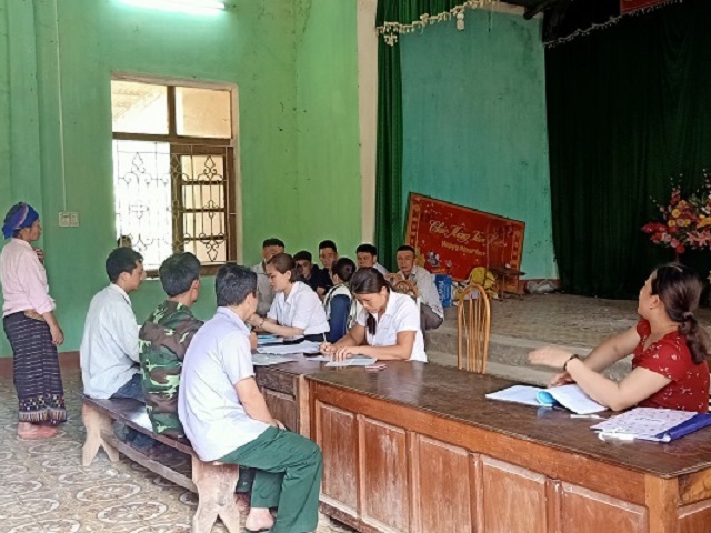Người dân xã Bát Mọt, huyện Thường Xuân (Thanh Hóa) đến nhận