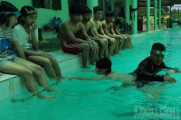 Diễn đàn NGƯỜI VIỆT TỬ TẾ: Thầy giáo dạy bơi miễn phí cho trẻ em nghèo miền núi