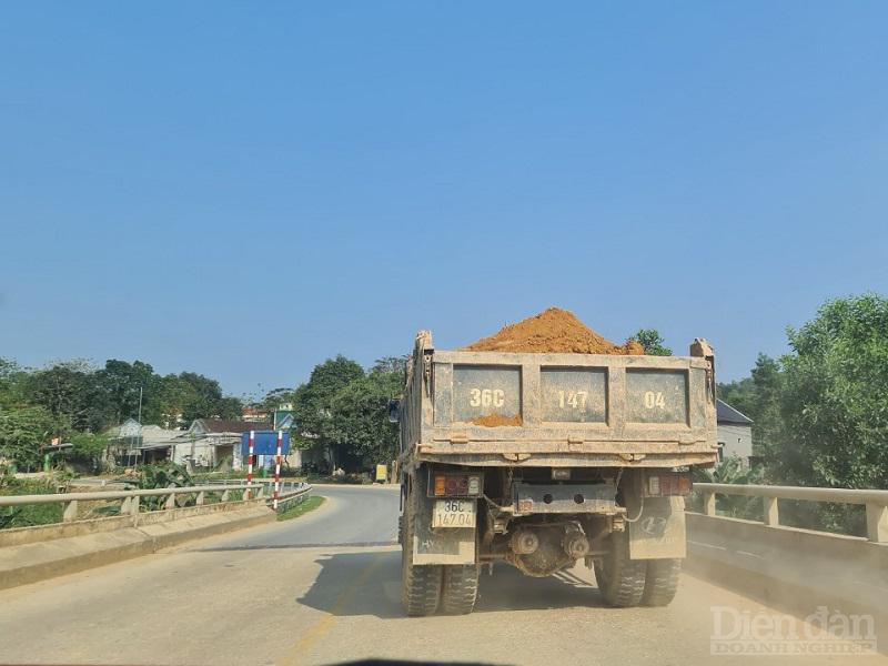 Xe vận tải chở đất trên Quốc lộ 217 địa phận huyện Bá Thước nhưng không hề che chắn phủ bạt