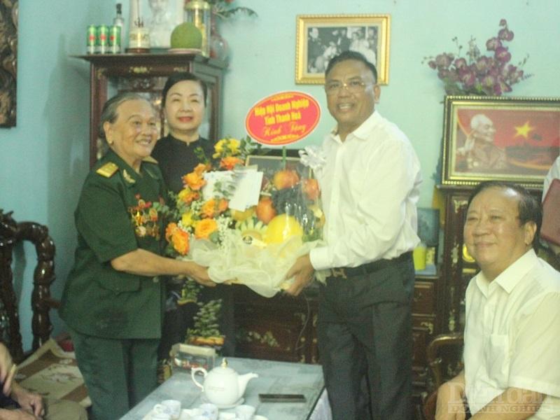 Đoàn đến thăm, tặng quà, chụp ảnh lưu niệm cùng Anh hùng lực lượng vũ trang Nhân dân Ngô Thị Tuyển.