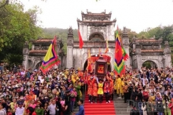 Thanh Hoá: Hàng ngàn du khách đứng chen nhau để dự Lễ hội Đền Bà Triệu