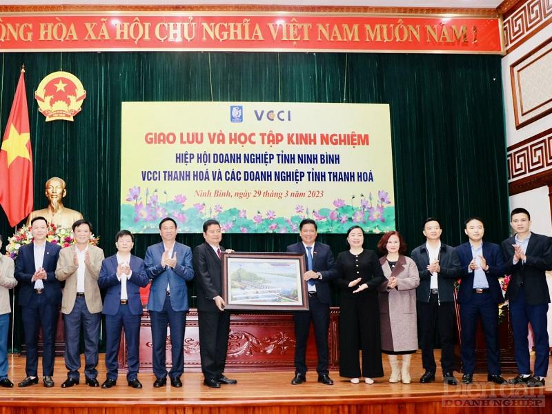 VCCI Chi nhánh Thanh Hóa - Ninh Bình cùng cộng đồng doanh nghiệp tỉnh Thanh Hóa tặng quà lưu niệm cho Hiệp hội Doanh nghiệp tỉnh Ninh Bình