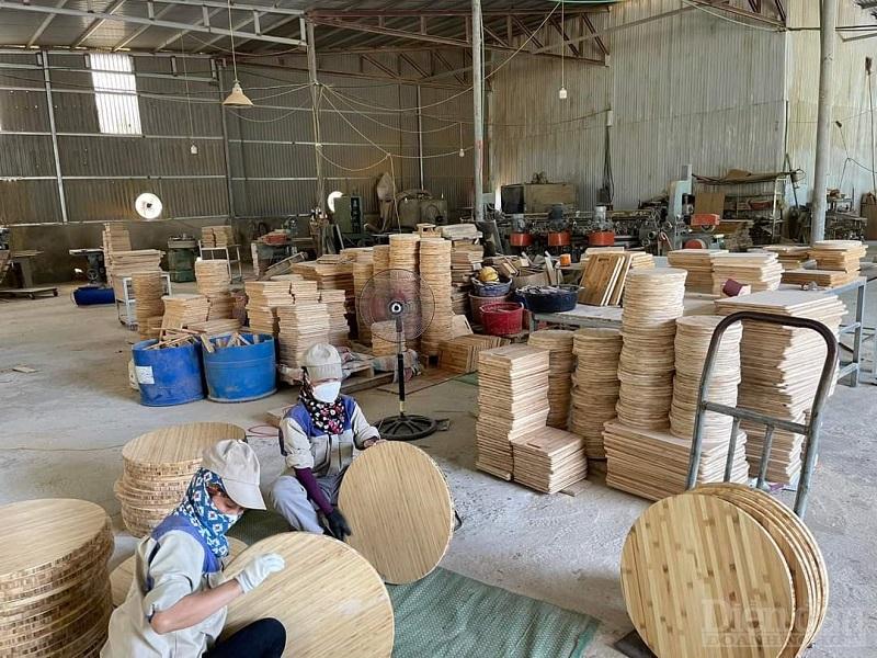 Công nhân đang làm việc tại nhà máy sản xuất công ty TNHH Thương mại và Sản xuất Bambo Vina