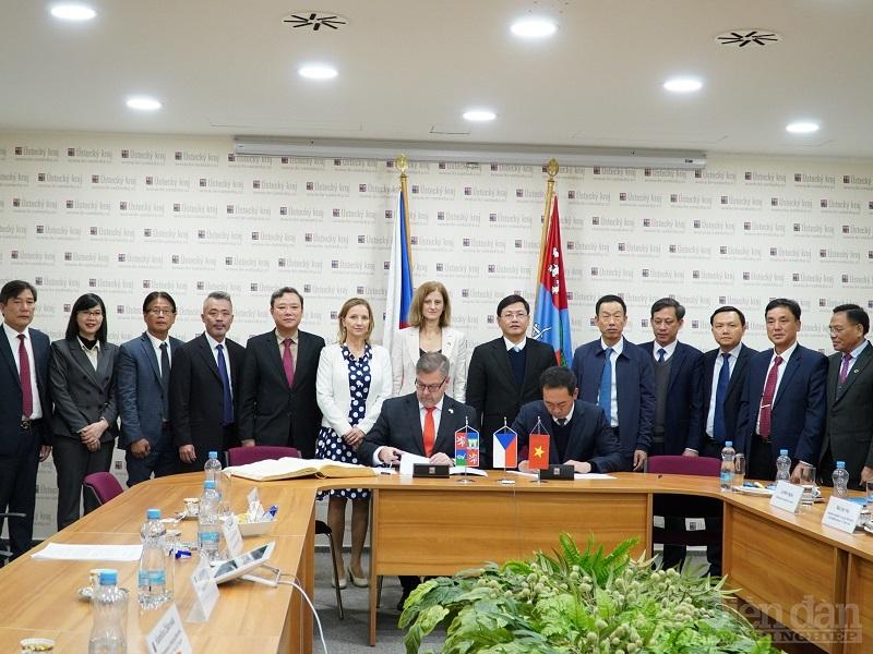 Ký biên bản ghi nhớ về chuẩn bị tiến tới thiết lập quan hệ hữu nghị hợp tác giữa UBND tỉnh Thanh Hóa với Chính quyền tỉnh U-téc-ky.
