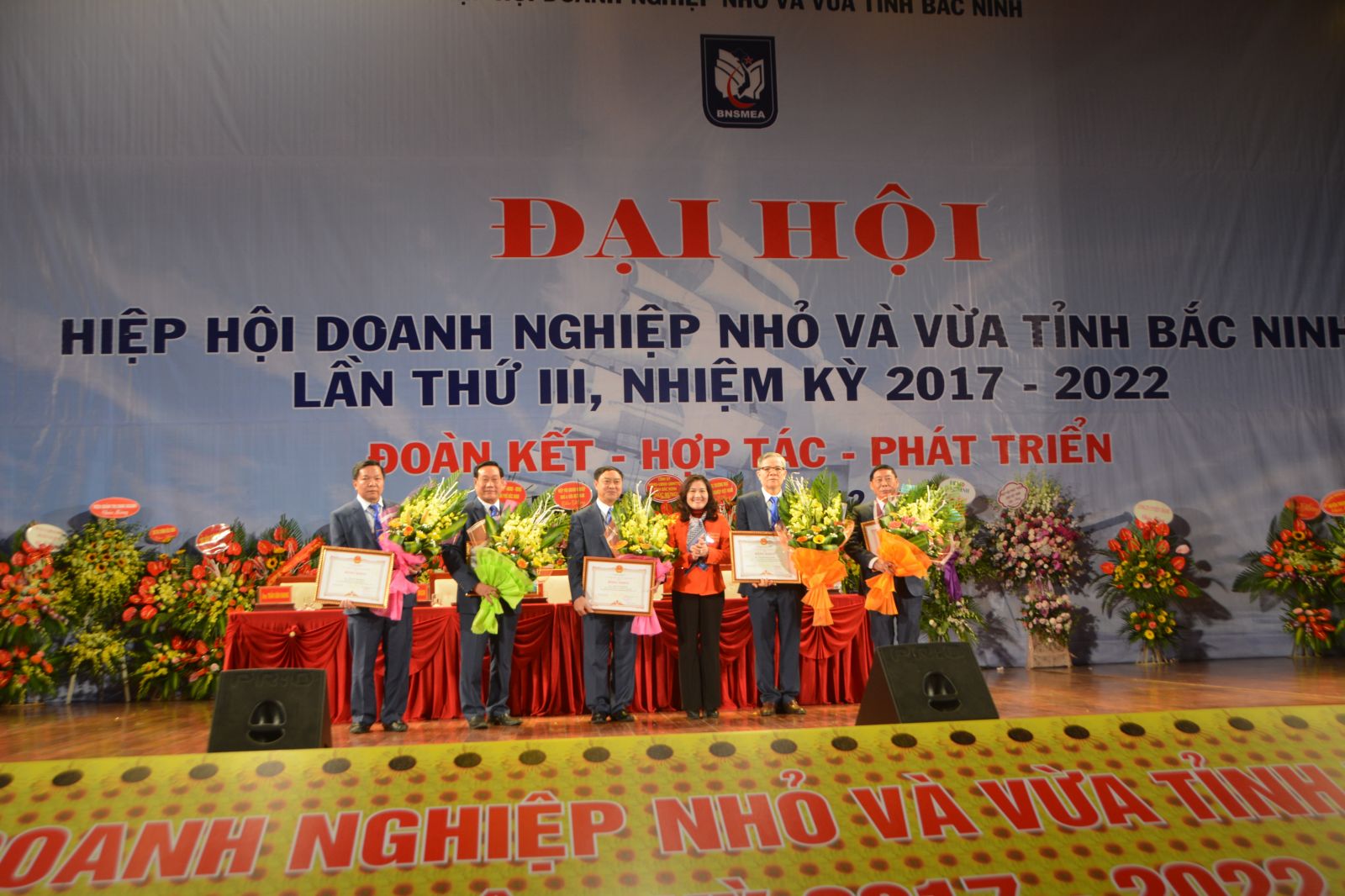 Hiệp hội DNNVV Bắc Ninh trao bằng khen cho các doanh nghiêp hội viên tiêu biểu 