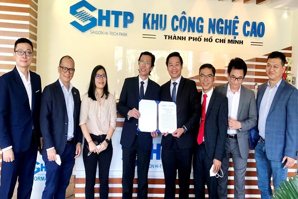 Ông Nguyễn Anh Thi (thứ 4 từ trái sang) trao giấy chứng nhận đầu tư cho ông Phạm Nam Phong