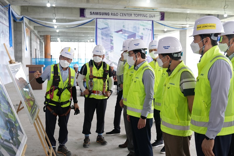 Ông Choi Joo Ho - Tổng giám đốc Samsung Việt Nam nghe báo cáo và chỉ đạo hoàn thành công trình R&D đúng tiến độ