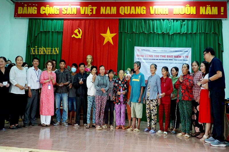 Chương trình trao 100 thẻ BHYT cho hộ nghèo ở xã Bình An, huyện Bắc Bình, tỉnh Bình Thuận
