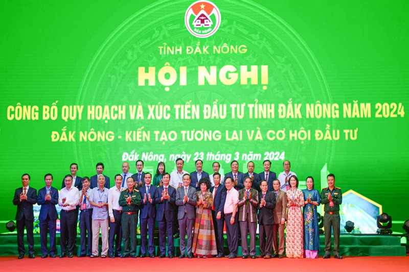 Phó Thủ tướng Trần Lưu Quang chụp ảnh cùng lãnh đạo tỉnh Đăk Nông và các doanh nghiệp tại Hội nghị công bố quy hoạch và xúc tiến đầu tư tỉnh Đăk Nông năm 2024